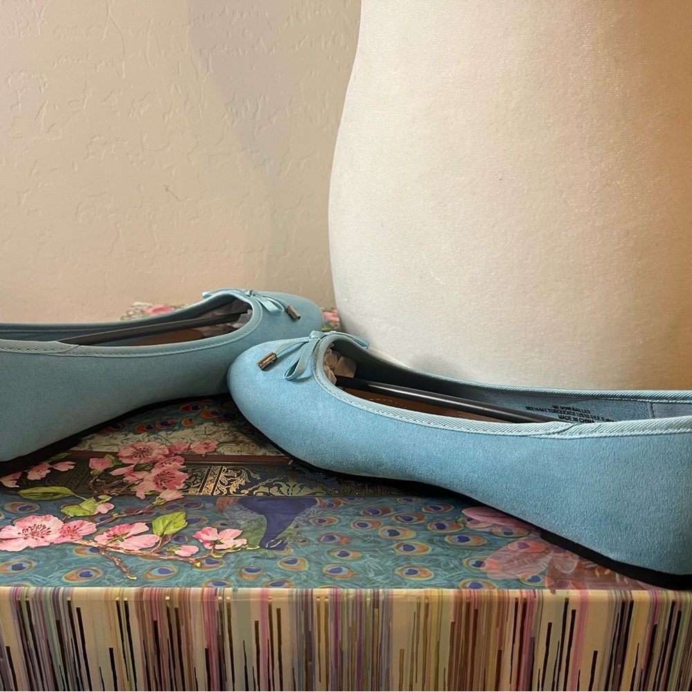 Women's Light Blue Ballet Flats with Bow Accent size 10 EEE Extra Wide